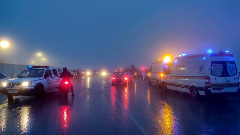 Irans Präsident und Außenminister tot: Staatstrauer befohlen Rettungsteams im iranischen Varzaghan im Einsatz: Strömender Regen und Wind erschwerten die Suche in der bergigen Region.