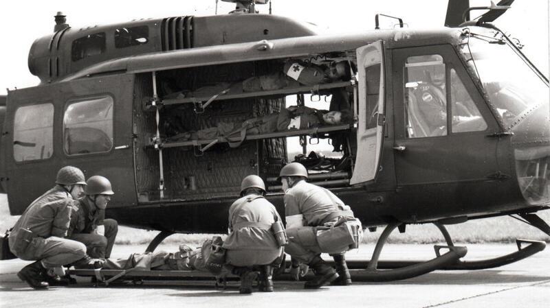 Rettungsübung: Im Hubschrauber wurde wirklich jeder Platz ausgenutzt. Die Probanden mussten es tapfer ertragen.
