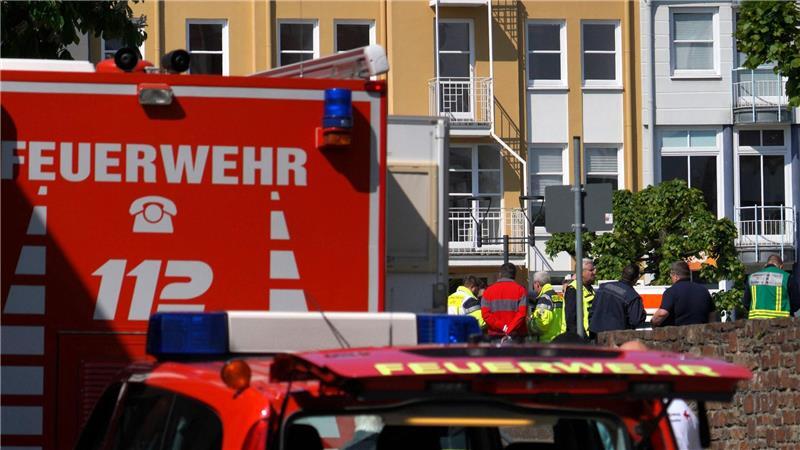 Rettungswagen, Polizisten und Polizeifahrzeuge stehen in der Nähe des Einsatzortes.