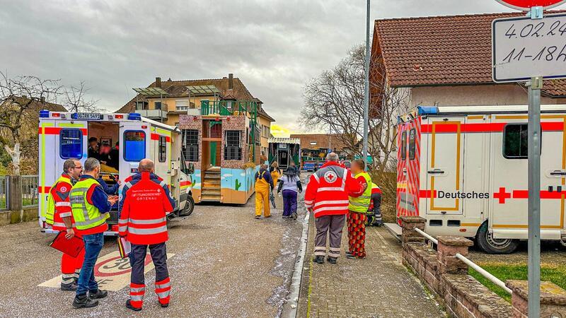 Tüv Süd: Fastnachtswagen vorschriftsmäßig geprüft Rettungswagen in der Nähe der Unfallstelle.