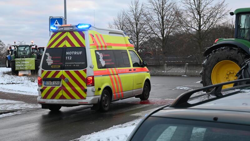 Polizei und Rettungsdienst: So lief der Protesttag der Landwirte im Kreis Stade Rettungswagen konnten die gesperrten Kreuzungen und Kreisel in Stade immer passieren.