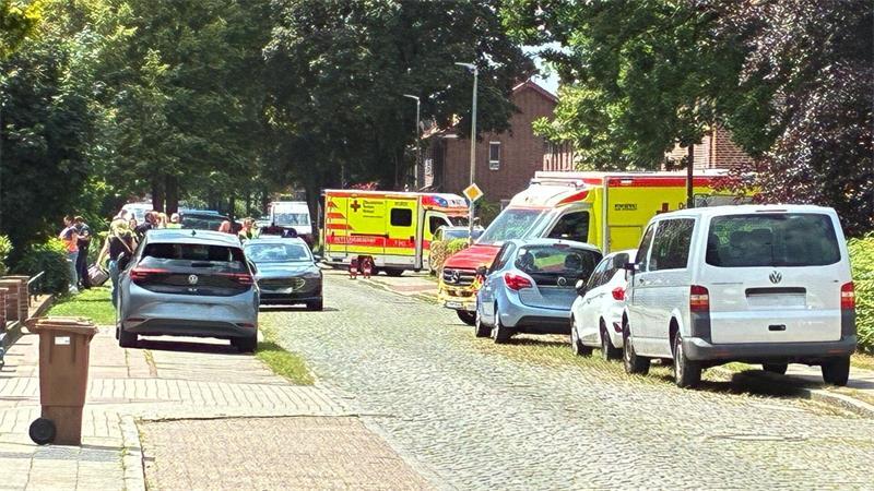 Sechsfachmord von Stade: „Jetzt müssen die Akten auf den Tisch“ Rettungswagen stehen in der Dankersstraße, wo der mutmaßliche Täter Fatih G. die schreckliche Tat begang.