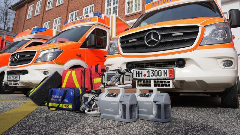 Rettungswagen und Ausrüstung für die Ukraine stehen vor der Feuer- und Rettungswache Berliner Tor.