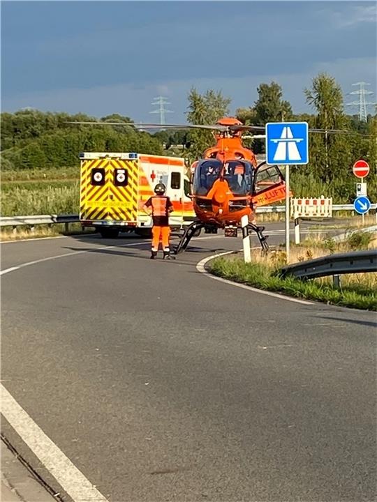 Rettungswagen und Rettungshubschrauber stehen an der Auffahrt zur A 26 in Jork. Foto: Feuerwehr