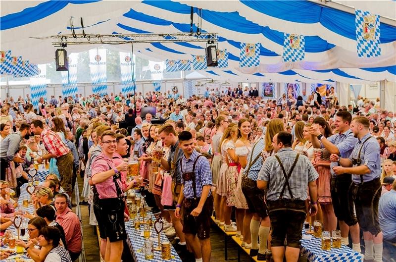 Revenahe-Kammerbusch in Weiß-Blau: 1500 Gäste feiern im Norden ein Oktoberfest wie auf der Theresienwiese in München.