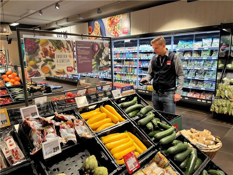 Rewe-Kaufmann Sören Schmidt bei einer Kontrolle in seinem modernisierten Markt in Osterjork. Foto: Vasel