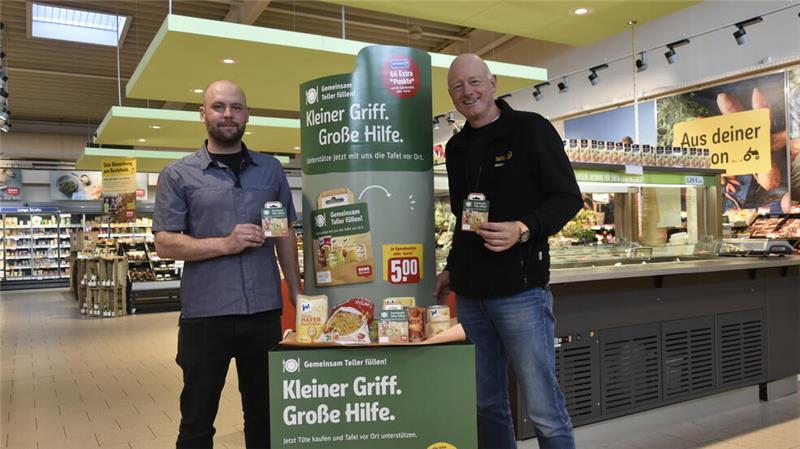 Rewe Westmoor-Marktleiter Malte Voltmann und der Leiter der Buxtehuder Tafel Jürgen Karow.