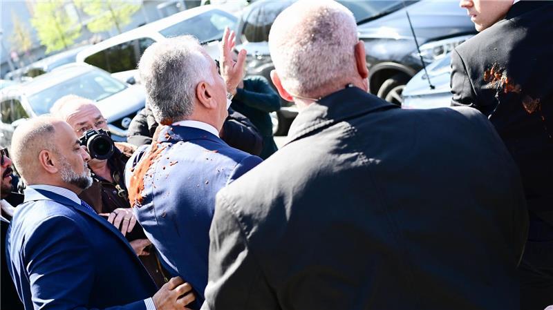 Pahlavi für harten Kurs gegen Iran - Attacke mit Flüssigkeit Reza Pahlavi, beschmiert mit roter Flüssigkeit.