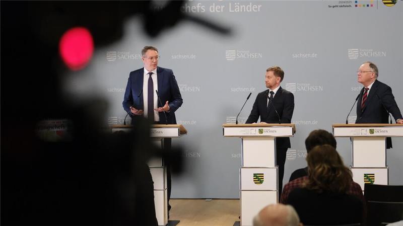 Rheinland-Pfalz-Regierungschef Schweitzer stellt mit anderen Ministerpräsidenten die Reformpläne vor. 