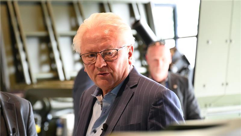 Panzer ohne Personal: Firmen bewerben autonome KI-Systeme Rheinmetall-Chef Armin Papperger plädiert für ein globales Verbot von KI-Waffeneinsatz.