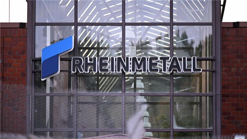Rheinmetall-Logo am Eingang seines größten Werks, Unterlüß in Niedersachsen. (Archivbild)