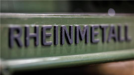 Rheinmetall-Logo auf einem Militärfahrzeug - die Nachfrage nach den Rüstungsgütern des Düsseldorfer Unternehmens ist stark gestiegen.