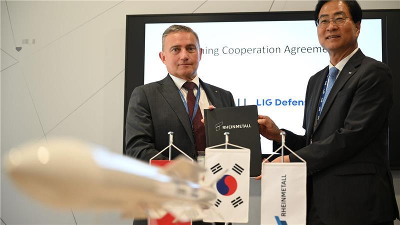 Rheinmetall-Manager Oliver Dürr und der südkoreanische Manager Ickhyun Shin nach der Unterschrift der Vereinbarung bei der Eurosatory.