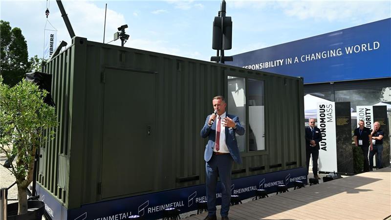 Rheinmetall-Manager Timo Haas bewarb den Abschuss-Container bei der Rüstungsmesse Eurosatory. Auf dem Dach des Containers ist eine Kamikaze-Drohne zu sehen. 