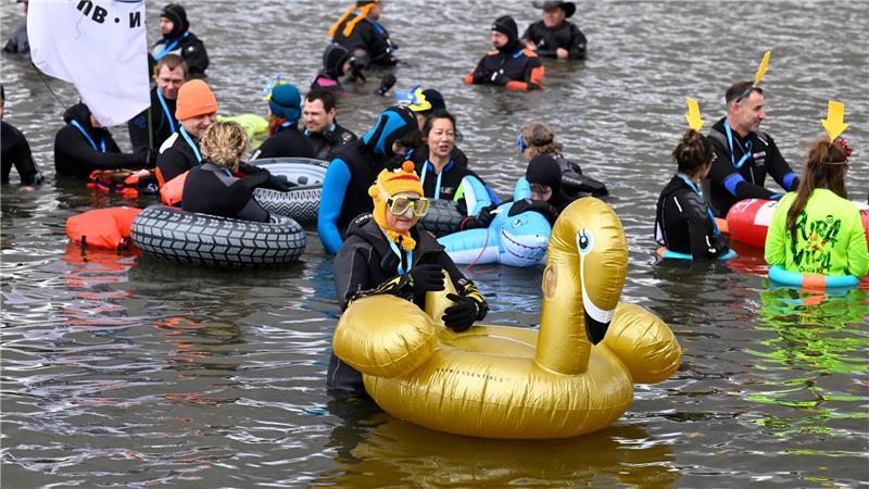 Rheinschwimmen in Köln: Kostümierte Schwimmer unterqueren fünf Rheinbrücken