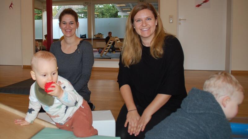 Rhena Marquardt (links) und Ann-Kathrin Prahl klären in ihren Eltern-Baby-Kursen über falsche Tipps auf.