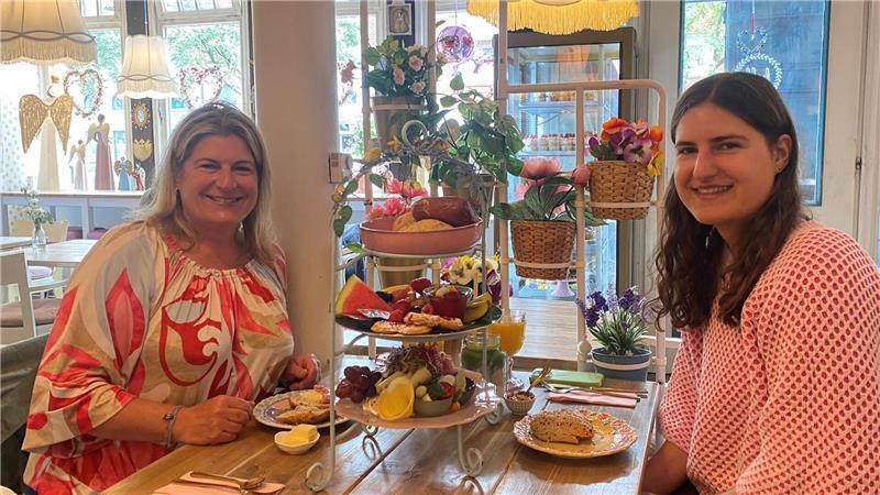 PomPom am Buxtehuder Fleth: Ein bunter Platz mit geheimem Garten Rhona und Jule Keck aus Agathenburg lassen es sich zum Abschluss ihres gemeinsamen Urlaubs mit einem Come Together Frühstück noch einmal richtig gut gehen.