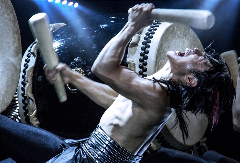 Die japanischen Trommler Rhythmusgefühl, Kraft und Ausdauer: einer der 13 Trommler der japanischen Formation Drum Tao. Foto: TAO Entertainment Ltd.