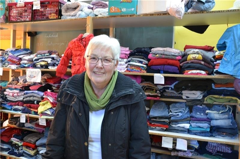 Ria Scholtissek hilft seit vier Jahren in der Nordkehdinger Kleiderkammer mit. Foto: Helfferich