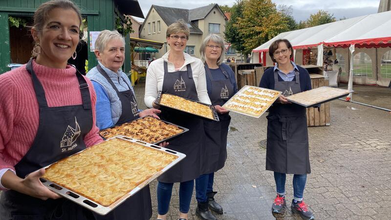 Ricarda Hartwig, Ute Schütt, Andrea Renken, Gaby Feindt und Beke Beckmann (von links) haben schon vor dem Gottesdienst alle Hände voll mit dem Aufbau des Kuchenbüfetts zu tun.
