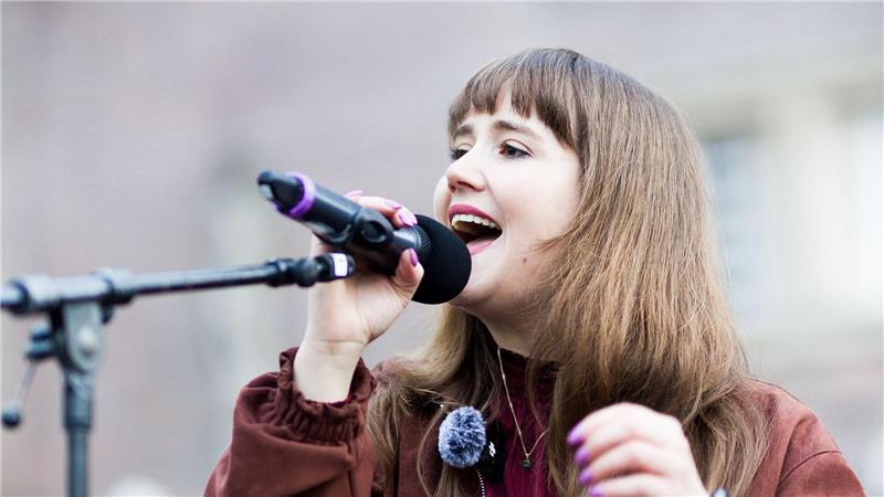 Ricarda Lang berichtet in ihrer Rede, wie sie selbst bereits Opfer von KI-generierter Fake-Pornografie im Internet geworden ist.