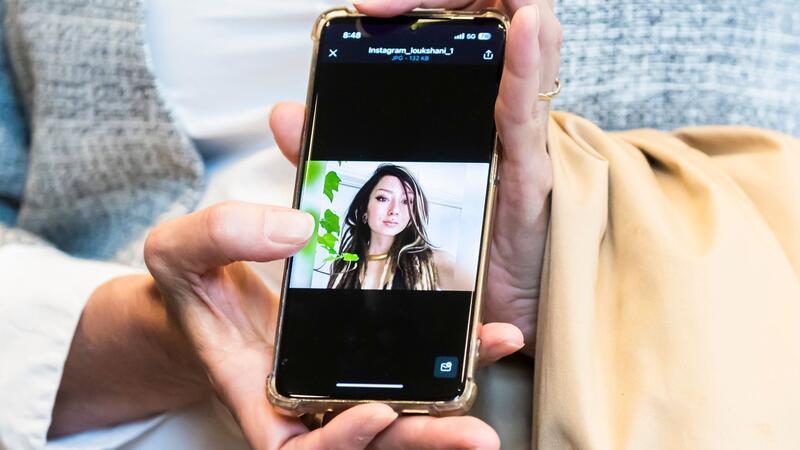Armee: Leiche von Deutsch-Israelin Shani Louk gefunden Ricarda Louk zeigt ein Foto ihrer durch die Hamas entführten Tochter Shani Louk.
