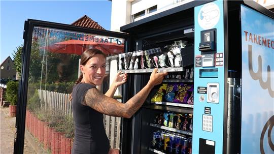 Ricarda Prill ist im vergangenen Jahr ins Automatengeschäft eingestiegen. Vor allem ungewöhnliche Knabbereien wie scharfe Takis-Chips - bekannt aus dem sozialen Netzwerk TikTok - kommen bei den jungen Kunden gut an. Foto: Mangels
