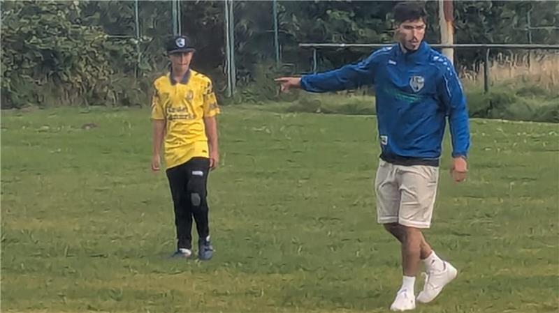 Trotz Platznot: Junge Trainer tragen die SG Lühe durch schwere Zeiten Ricardo Coimbras zeigt den Talenten, wo es langgeht.