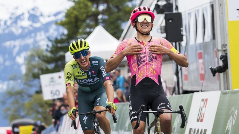 Richard Carapaz (r) setzte sich auf der vierten Etappe der Tour de Romandie knapp gegen Florian Lipowitz durch.