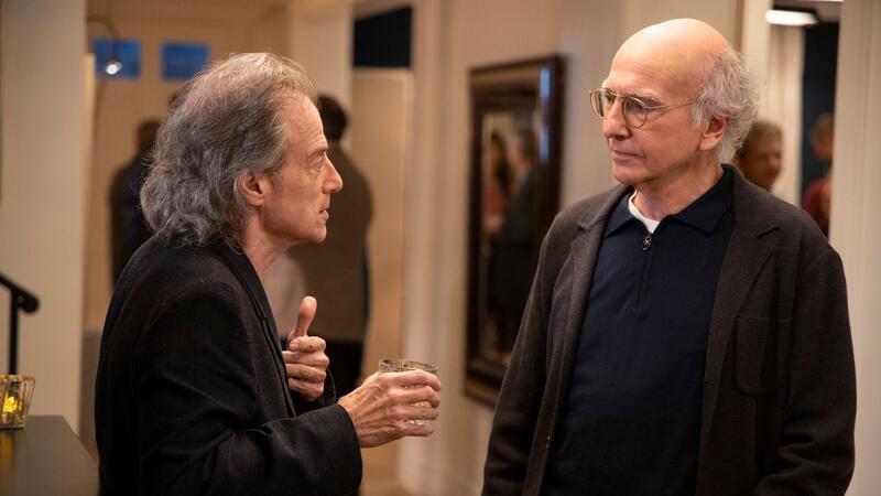 Richard Lewis (l) mit Larry David in einer Szene aus Staffel 10 von „Curb Your Enthusiasm“.