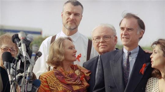 Richard Moll steht im April 1992 hinter dem damalign demokratischen Präsidentschaftskandidaten Jerry Brown, (2.v.r).