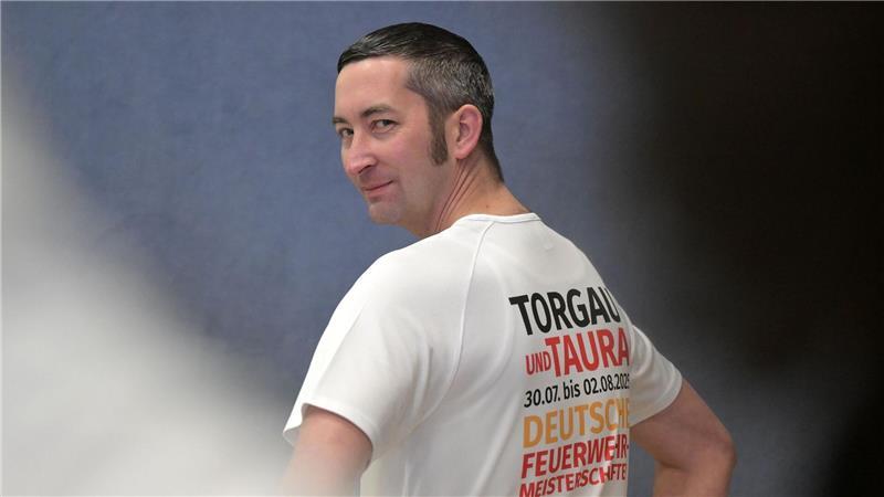 Viel Schwarz-Rot-Gold: Heino nach Hymnen-Streit bejubelt Richard Münder hat einen Eklat ausgelöst, weil bei Meisterschaften im Feuerwehrsport in Sachsen 2025 die geächtete erste Strophe des Deutschlandliedes erklang.