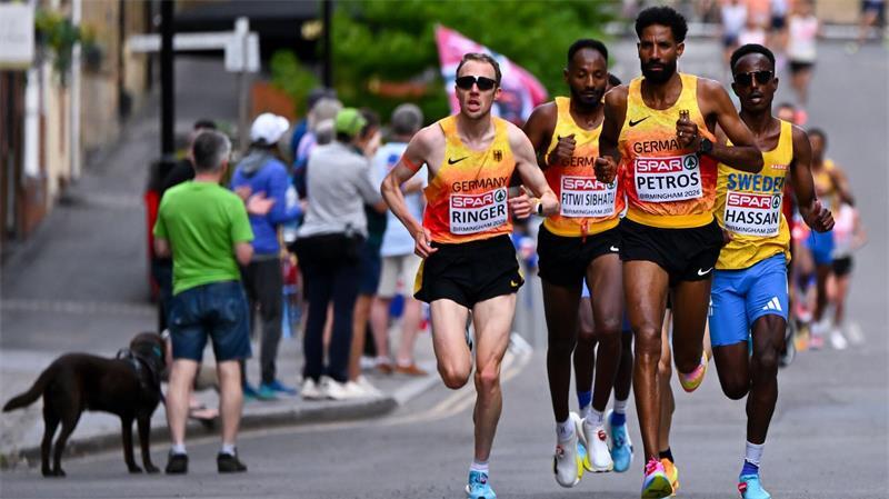 Petros trotzt Einreiseproblemen und stürmt zu Marathon-Gold Richard Ringer (l-r), Samuel Fitwi und Amanal Petros belegten in der Teamwertung Platz zwei.