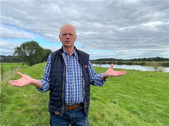 Richard Schlichting ist Deichgraf im Deichverband Kehdingen-Oste. Er fragt sich, wie der Verband die Deiche in Schuss halten soll, wenn sie nicht mehr beweidet werden. Foto: Klempow