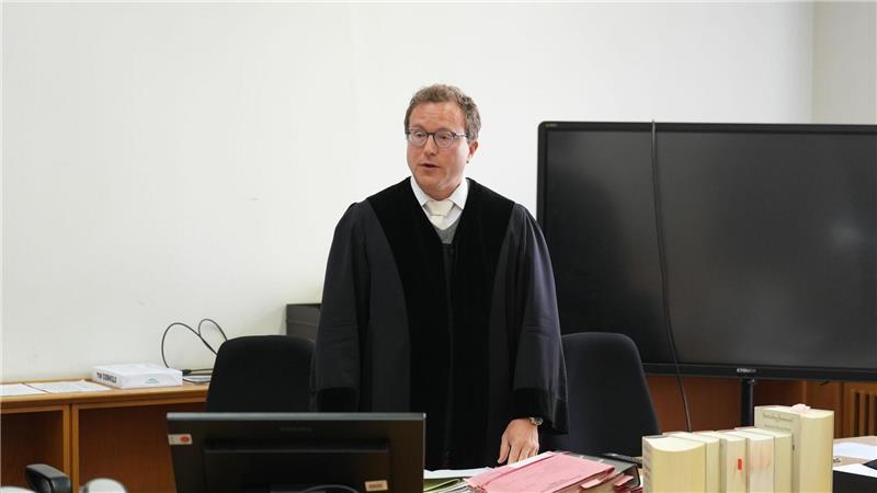 Richter Götz Göttsche spricht dem Angeklagten, der zur Urteilsverkündung nicht anwesend war, seine Bewunderung aus.