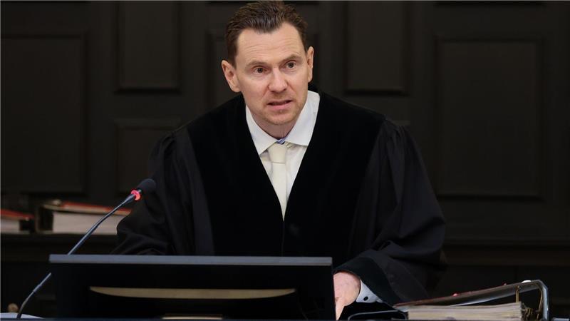 Richter Jörg Burmeister eröffnet in Zwickau den Prozess gegen einen 28-Jährigen wegen dreifachen Mordes an seiner Mutter und seinen Großeltern. 