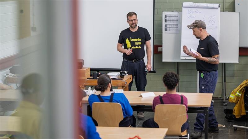 Lüneburger Richter löscht mit Straftätern Waldbrände Richter Michael Herrmann im Unterricht mit den jungen Häftlingen.