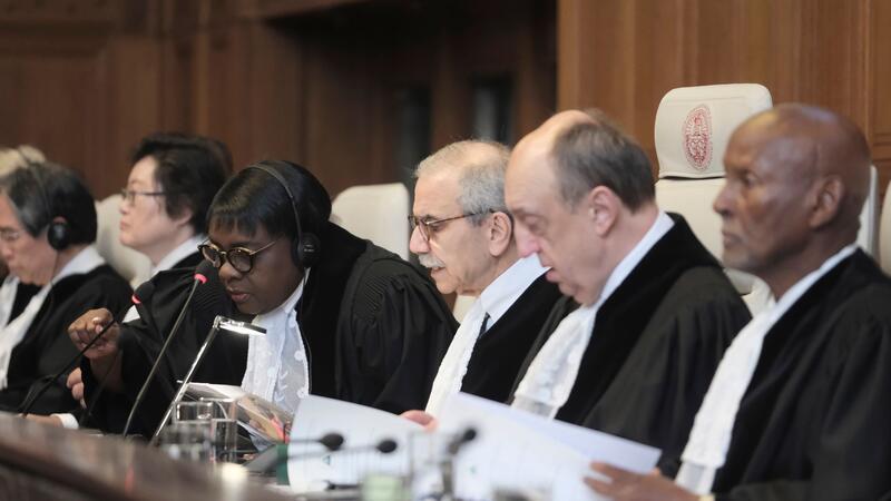 Richter Nawaf Salam (3.v.r.) zu Beginn einer zweitägigen Anhörung vor dem Internationalen Gerichtshof.