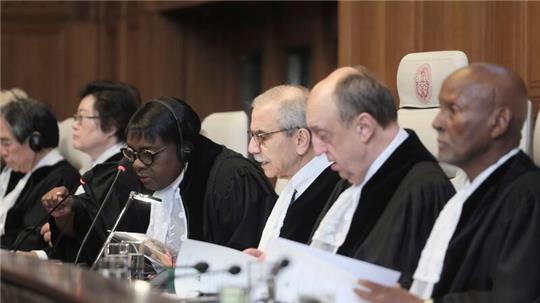 Richter Nawaf Salam (3.v.r.) zu Beginn einer zweitägigen Anhörung vor dem Internationalen Gerichtshof.