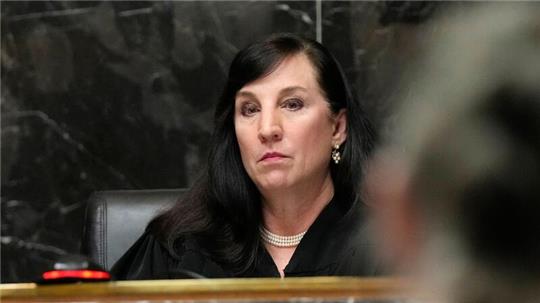 Richterin Cheryl Matthews führt den Vorsitz bei der Verkündung des Strafmaßes gegen die angeklagten Eltern eines Todesschützen.