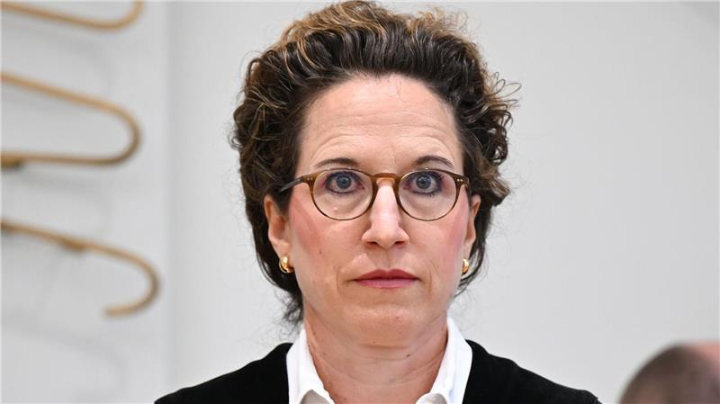 Sommermärchen-Urteil: DFB legt Revision ein Richterin Eva-Marie Distler hatte scharfe Kritik am DFB geübt.