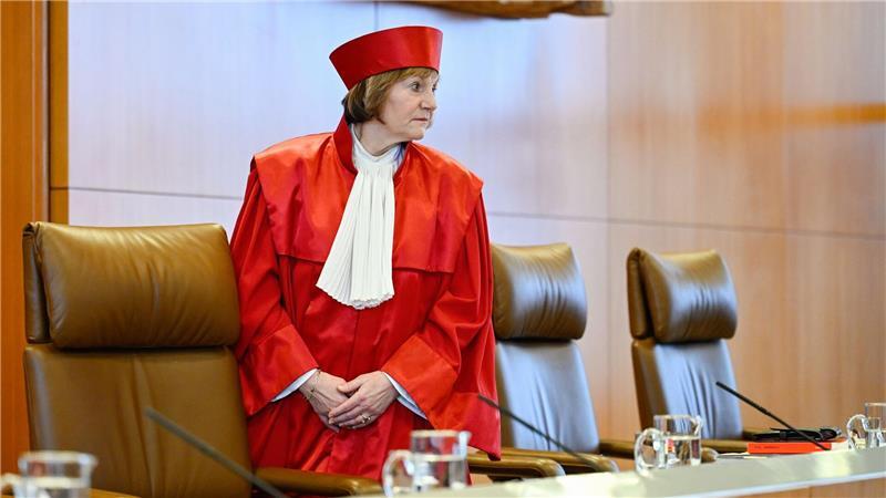 Bundesverfassungsgericht: Soli darf bleiben - noch Richterin Langenfeld sprach anstelle von Gerichts-Vizepräsidentin König das Urteil.