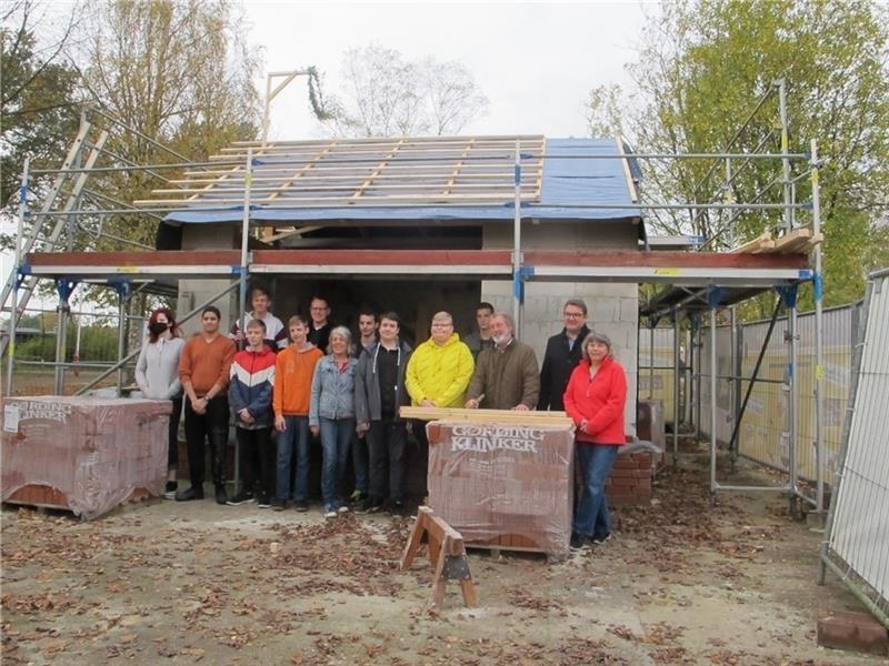 Richtfest auf dem Schulhof: Schülerpraktikanten bauen einen Unterstand für den Anhänger „Smarter ohne Kater“. Foto: Schule