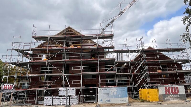 Richtfest auf dem ehemaligen Hintelmann-Gelände in der Hammaher Ortsmitte: Im Neubau mit drei verschiedenen Dachebenen sind Wohnungen und im Erdgeschoss Räume für eine Arztpraxis, Heilpraktiker und einen Friseurbetrieb geplant.