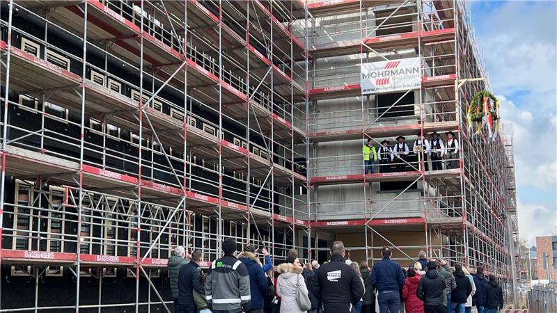 Richtfest beim neuen Finanzamt in Stade. Der Bau für 330 Mitarbeiter wird 112 Meter lang.