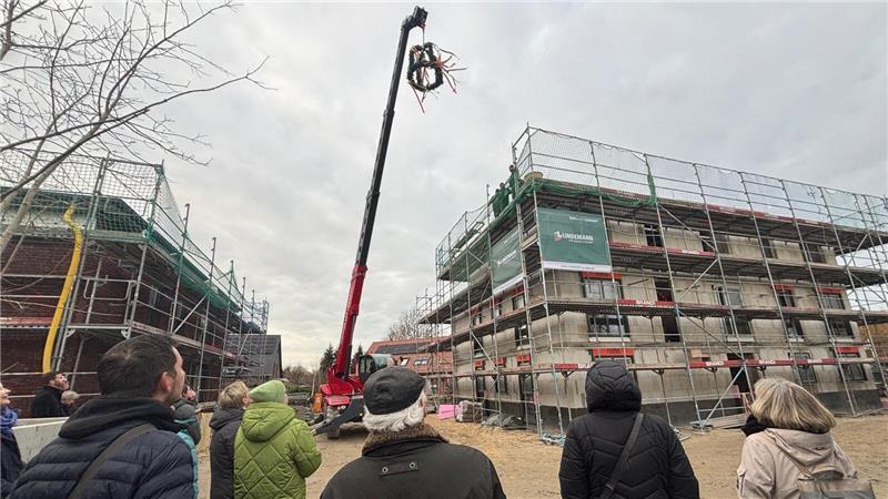 Richtfest des Bauvorhabens am Gierenberg. Links das zweigeschossige Haus 2, rechts das Haus 3 mit Staffelgeschoss.