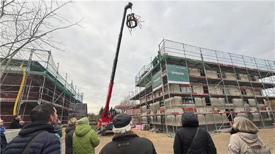 Richtfest des Bauvorhabens am Gierenberg. Links das zweigeschossige Haus 2, rechts das Haus 3 mit Staffelgeschoss.