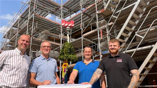 Richtfest für den Neubau in der Hammaher Ortsmitte: Die Investoren Günther Heitmann und Tom Becker werden eingerahmt von Bauunternehmer Hauke Wiebusch und Wiebusch-Bauleiter Lennart Dobischok.