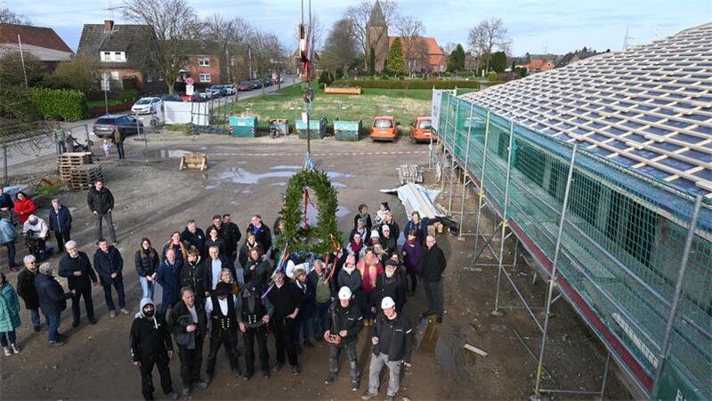 Richtfest für den neuen Kindergarten in Hollern, lediglich einen Steinwurf von der St.-Mauritius-Kirche entfernt.