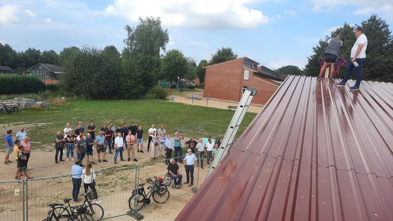Anpfiff im Oktober: Ahlerstedter machen mächtig Tempo beim Sportplatzbau Richtfest mit Gästen und Politik: Die Bürgerbegegnungsstätte auf dem Platz der SV Ahlerstedt/Ottendorf hat ein fertiges Dach und ist auch sonst weit fortgeschritten.